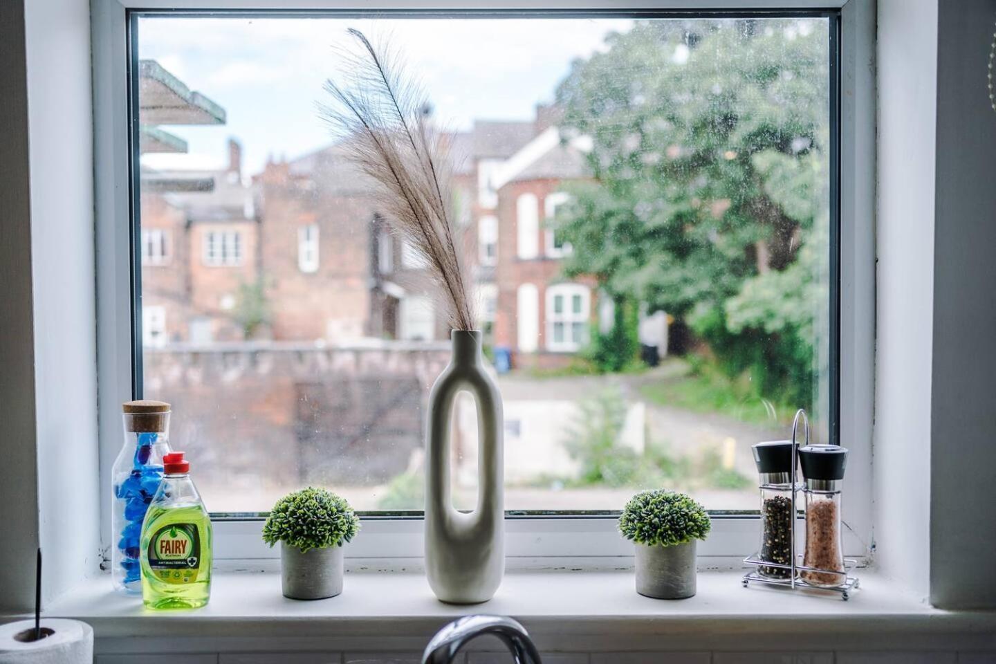 Cozy And Stylish 1 Bedroom Flat In Apartment *